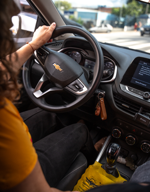 img-interno-carro-sentido-obrigatorio